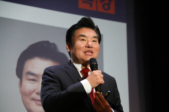 원유철 전 미래한국당 대표는 20일 전쟁기념사업회(회장 백승주)가 주관하는 용산포럼에서 '트럼프 2기 바람직한 한미관계'라는 주제로 강연했다.[원유철 전 대표 제공]